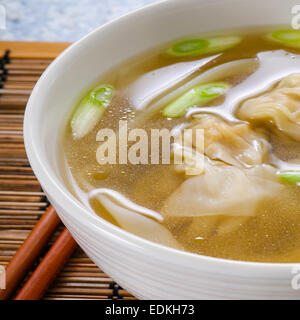 Asiatische Won Ton Knödelsuppe Stockfoto