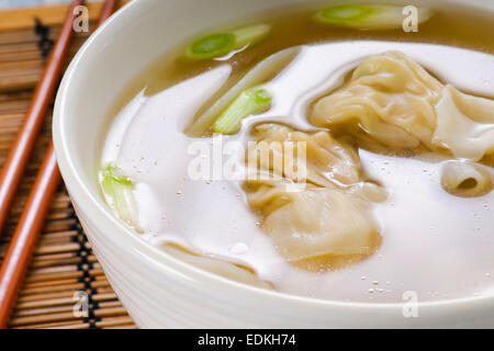 Asiatische Won Ton Knödelsuppe Stockfoto