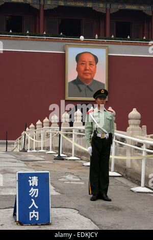 Eine Wache am Eingang zur verbotenen Stadt in Peking, China Stockfoto