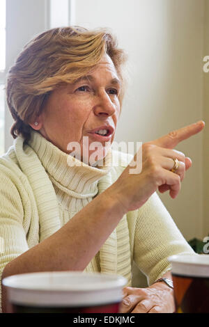 Dearborn, Michigan - Randi Weingarten, Präsident der American Federation of Teachers, spricht mit einem Reporter bei einem EU-Büro Stockfoto