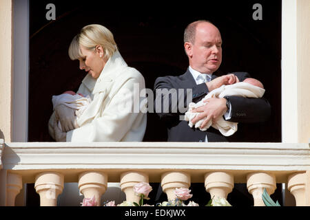 Monaco. 7. Januar 2015. Prinz Albert und Prinzessin Charlene von Monaco präsentieren ihre Baby Zwillinge Gabriella Prinzessin und Prinz Jacques in der Öffentlichkeit von Monaco auf dem Balkon des fürstlichen Palastes in Monte Carlo, Monaco, 7 Januari 2015. Bildnachweis: Jack Abuin/ZUMA Draht/Alamy Live-Nachrichten Stockfoto