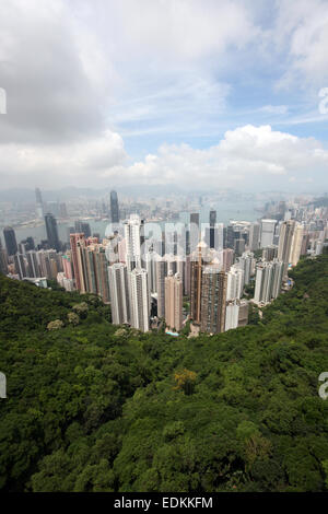 Die Wolkenkratzer von Hongkong, China, vom Victoria Peak aus gesehen. Stockfoto