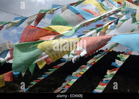 Buddhistische Gebetsfahnen flattern im Wind in der Provinz Yunnan, Südwest-China Stockfoto