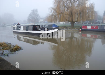 nebeliger Morgen auf den Fluss Soar in Barrow auf Soar leicestershire Stockfoto