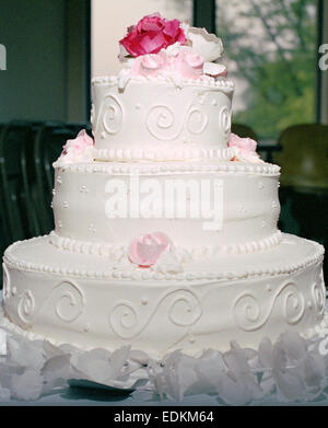 Eine 3-Tier-weiße Hochzeitstorte mit rosa Rosen Stockfoto