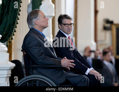Texas Gouverneur Elect Greg Abbott (links) sitzt in der Nähe scheidenden Gouverneur Rick Perry (rechts) während einer Zeremonie in der Texas Senat Kammer Stockfoto
