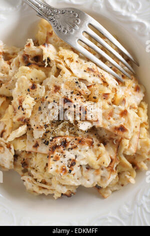 Matzo Brei eine aschkenasische Juden Rezept der Angefeuchteten matzo Cracker gebraten mit Eier traditionell am Pass über gegessen Stockfoto