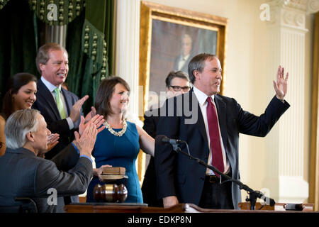 Ken Paxton (rechts) erhält Glückwünsche, wie er ins Amt als Texas Attorney General im Übergang Zeremonien vereidigt wird. Stockfoto