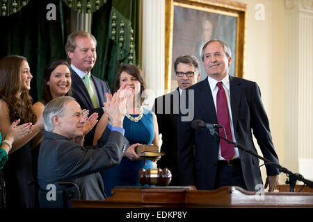 Ken Paxton (rechts) erhält Glückwünsche, wie er ins Amt als Texas Attorney General im Übergang Zeremonien vereidigt wird. Stockfoto