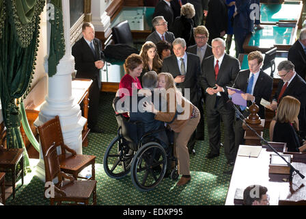 Ausgehende Texas Attorney General Greg Abbott empfängt Gäste in der Senat Kammer, wie neue AG Ken Paxton ins Amt vereidigt wird. Stockfoto