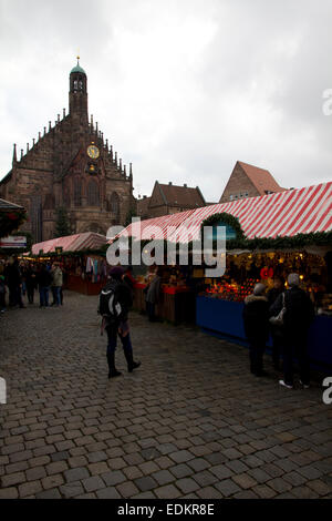 Berühmte Nürnberger Christkindlmarkt (Weihnachtsmarkt) wird jedes Jahr von Ende November bis Heiligabend, Hauptmarkt inszeniert. Stockfoto