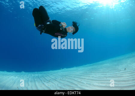 Freediver schwimmt über sandigem Untergrund, Rotes Meer, Ägypten Stockfoto