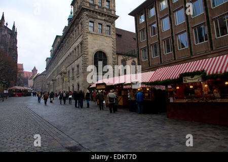 Berühmte Nürnberger Christkindlmarkt (Weihnachtsmarkt) wird jedes Jahr von Ende November bis Heiligabend, Hauptmarkt inszeniert. Stockfoto