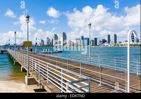 Fähranleger auf Coronado Island mit der Skyline von downtown San Diego über die Bucht, San Diego, Kalifornien, USA Stockfoto