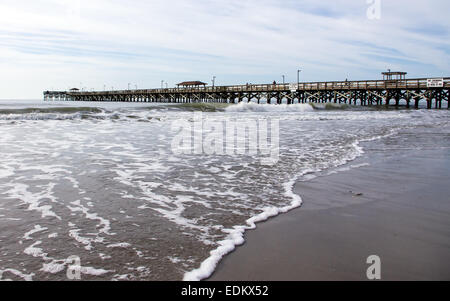 ein Steg ins Meer hinausragende Stockfoto