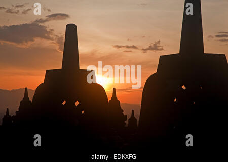 Silhouette Stupas des Borobudur / Barabudur, 9. Jh. Mahayana buddhistischen Tempel bei Sonnenuntergang in Magelang, Java, Indonesien Stockfoto