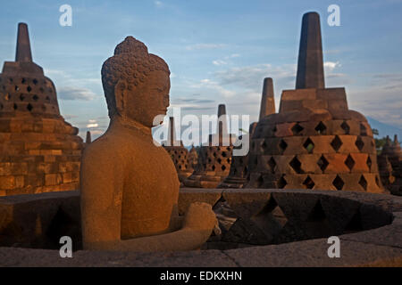 Buddha-Statue und Stupas in Borobudur / Barabudur, 9. Jh. Mahayana buddhistischen Tempel in Magelang, Java, Indonesien Stockfoto