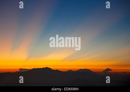 Gesehen von Mount Bromo Sunrise / Gunung Bromo, aktiven Vulkan und Teil des Tengger-Massivs, Ost-Java, Indonesien Stockfoto