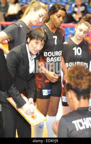 Trainer von Bourges Valerie Garnier spricht für ihre Spieler während der Runde 8, Europa League Frauen Basketball Spiel BK IMOS Brno Vs Bourges in Brno, Tschechische Republik, 7. Januar 2015. (Foto/Vaclav Salek CTK) Stockfoto