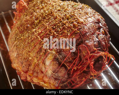 Ein Braten Lammkeule mit dem Knochen entfernt. "Knochen, Lammkeule." Die grünen Fleck in der rechten oberen Ecke ist ein Fleisch-thermometer Stockfoto