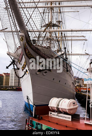 Die drei Masten norwegischen Stahl Nachen Großsegler Statsraad Lehmkuhl Segel Schiff angedockt in Bergen Hafen Norwegen Stockfoto