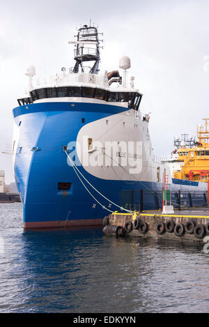 Die Plattform-Versorgungsschiff blau Guardian im Hafen von Bergen Norwegen mit anderen Oil Rig PSV Schiffen Stockfoto