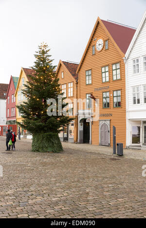 Die berühmten Bryggen kommerzielle Shop Holzbauten in Bergen Norwegen an einem kalten Dezembertag rund um Weihnachten Stockfoto