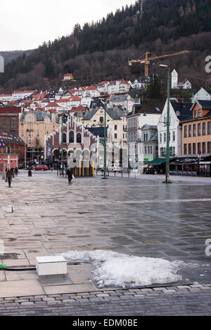 Blick auf zentrale Bergen in Richtung Fisch und Blume Marktgebiet durch den Inner Harbour in Norwegen Stockfoto