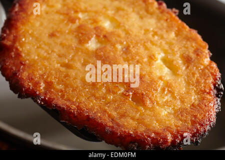 Latkes: traditionelle amerikanische jüdische Art Kartoffelpuffer Braten in einer Pfanne Stockfoto