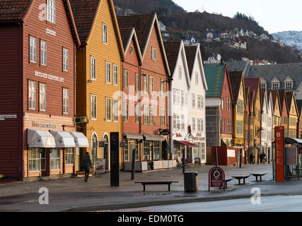 Die berühmten Bryggen kommerzielle Shop Holzbauten in Bergen Norwegen an einem kalten Dezembertag rund um Weihnachten Stockfoto