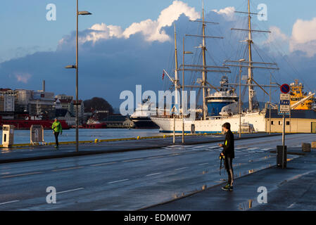 Die drei Masten norwegischen Stahl Nachen Großsegler Statsraad Lehmkuhl Segel Schiff angedockt in Bergen Hafen Norwegen Stockfoto