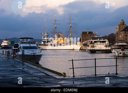 Die drei Masten norwegischen Stahl Nachen Großsegler Statsraad Lehmkuhl Segel Schiff angedockt in Bergen Hafen Norwegen Stockfoto