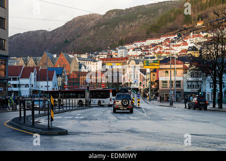 Blick auf zentrale Bergen in Richtung Fisch und Blume Marktgebiet durch den Inner Harbour in Norwegen Stockfoto