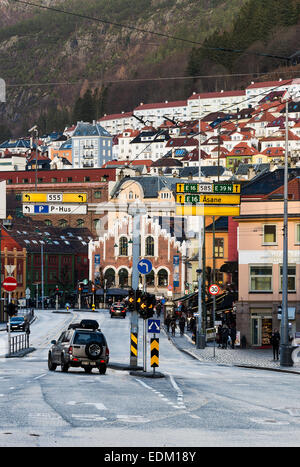 Blick auf zentrale Bergen in Richtung Fisch und Blume Marktgebiet durch den Inner Harbour in Norwegen Stockfoto