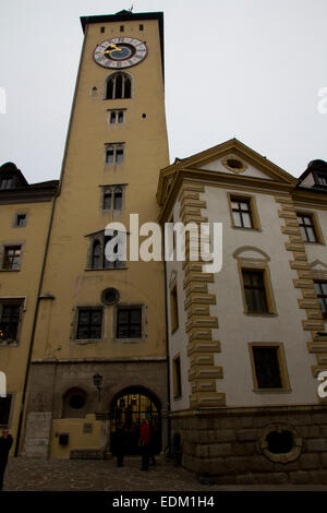 Altes Rathaus (Rathaus) Turm reicht bis ins 13. Jahrhundert im mittelalterlichen Regensburg, Deutschland. Stockfoto