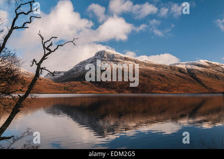 Schuss von Beinn Landschaft, ein Mhuindidh und Meallan Ghobhar im Loch Maree in Wester Ross, Schottland Stockfoto