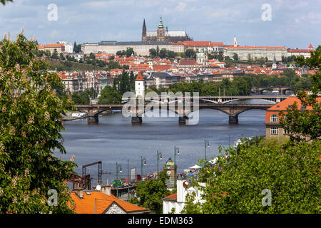 Panoramablick auf die Prager Burg mit Brücken über die Moldau, Blick auf die Tschechische Republik Prag von der Moldau, Brücke Moldau in Prag Stockfoto