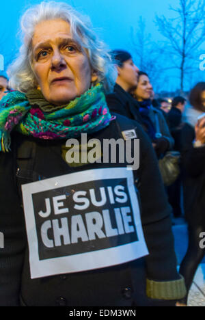 Paris, Frankreich. Demonstration gegen den Terrorismus nach dem Angriff auf die französische Zeitung Charlie Hebdo, Porträt Frau französisches Protestplakat "Ich bin Charlie" "je suis Charlie paris" Stockfoto