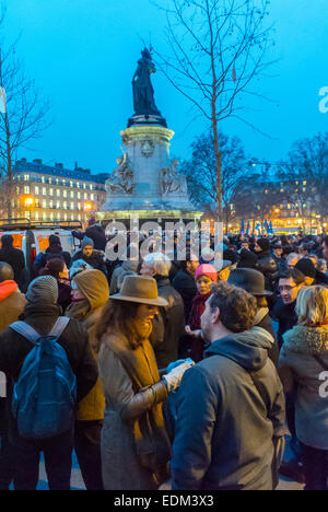 Paris, Frankreich, Demonstration gegen den Terrorismus, nach dem Angriff auf die französische Zeitung Charlie Hebdo, Trauergedränge, Szene der Menschenmenge, „je suis Charlie paris“ Stockfoto