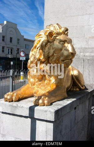 Vergoldete Löwenstatue am Sockel der Statue von König George 111, Weymouth, Dorset, England Stockfoto