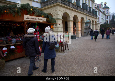 Der romantische Weihnachtsmarkt veranstaltet jährlich im Rathaushof von Thurn und Taxis Palais, ein ehemaliges Benediktinerkloster Stockfoto