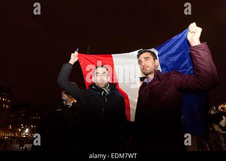 London, UK. 7. Januar 2015. Eine Mahnwache fand in London heute Abend und in anderen Städten auf der ganzen Welt zur Unterstützung der Opfer des Angriffs am französischen Zeitschrift Charlie Hebdo bei dem 12 Menschen getötet wurden. Bildnachweis: Nelson Pereira/Alamy Live News Stockfoto