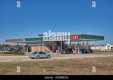 Murphy Tankstelle an einer lokalen Walmart auf der Ostseite von Montgomery, Alabama, USA, mit einem gas Preis unter $2,00 pro Gallone. Stockfoto