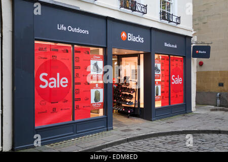 Rote Verkaufshinweise werden im Verkaufsfenster von Blacks im Außenbereich in Bath, England, Großbritannien angezeigt Stockfoto