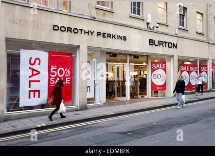 50 % Rabatt auf Verkaufsschilder in Dorothy Perkins - Burtons Store Window, City Bath, England, Großbritannien Stockfoto