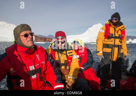 Touristen erkunden Eisberge von Rode Insel im Scoresby Sund, Ostgrönland. Stockfoto