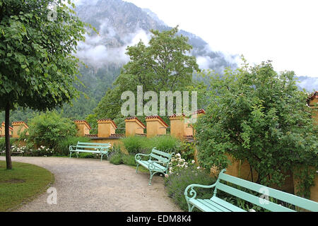 Bank im Garten Stockfoto