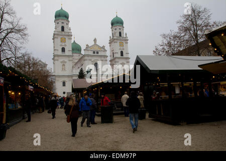 Passaus bunten Weihnachtsmarkt findet auf dem Platz vor der schönen St.-Stephans-Basilika in der Altstadt gelegen Stockfoto