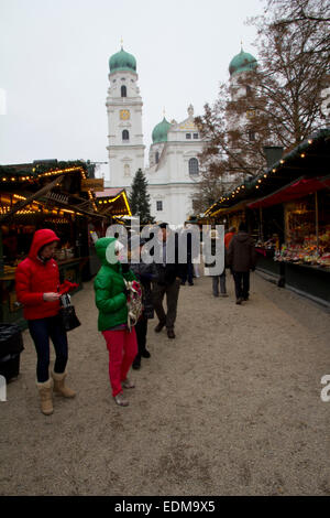 Passaus bunten Weihnachtsmarkt findet auf dem Platz vor der schönen St.-Stephans-Basilika in der Altstadt gelegen Stockfoto