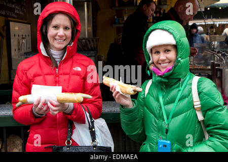 Passaus bunten Weihnachtsmarkt findet auf dem Platz vor der schönen St.-Stephans-Basilika in der Altstadt gelegen Stockfoto